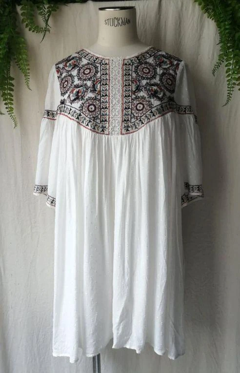 Combishort effet robe blanche à broderies bohème chic "Zara Trf"
